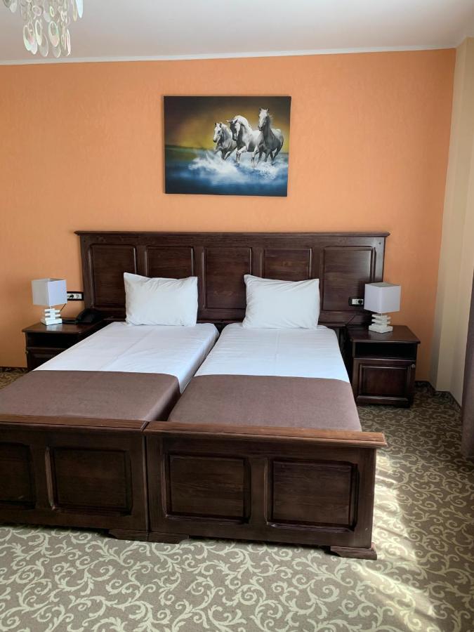 Laura Holiday Hotel Brăila Buitenkant foto