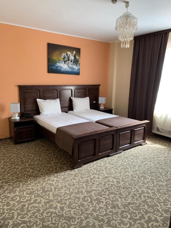 Laura Holiday Hotel Brăila Buitenkant foto
